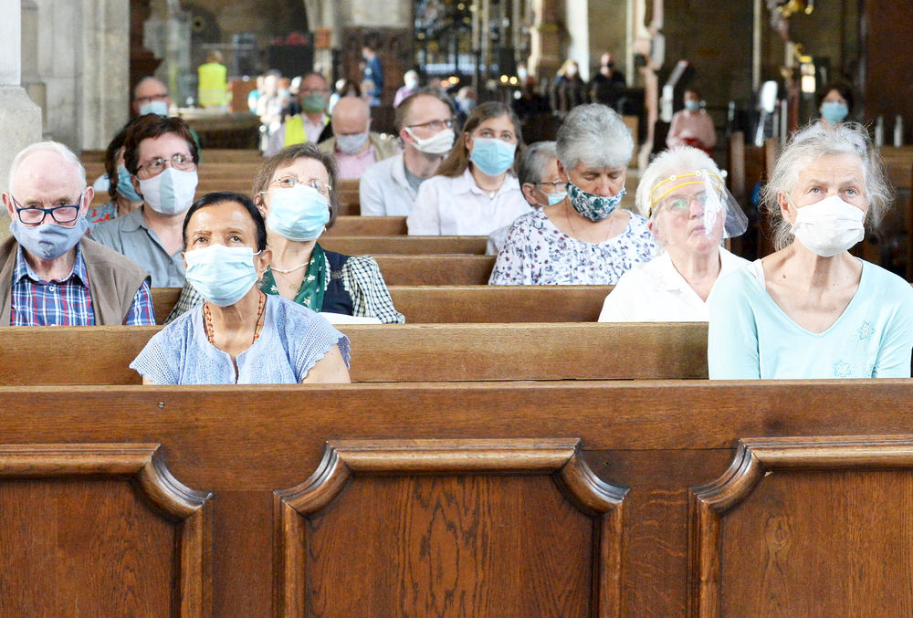 Gläubige mit Maske in Kirchenbänken / kathbild.at/Franz Josef Rupprecht