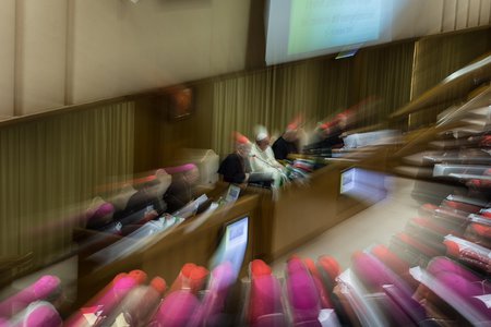 Bischöfe in der Synodenaula / kna-bild.de