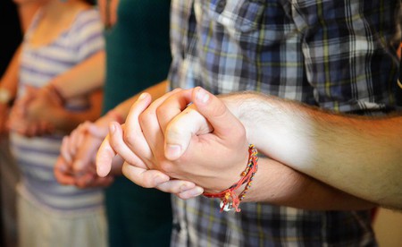 Händehalten beim 'Vater Unser'-Gebet / kathbild.at