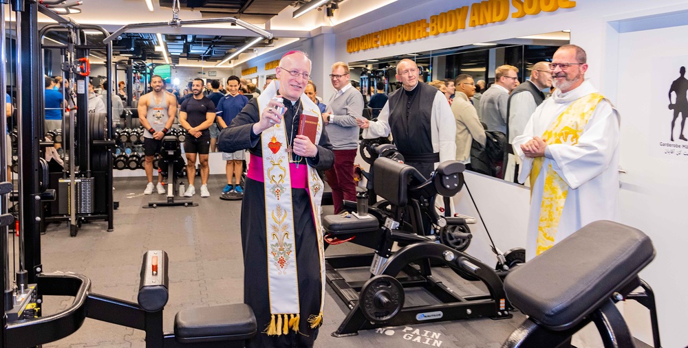 Weihbischof Franz Scharl segnet 'Hananias Gym' bei Missio Österreich / Missio Österreich / Simon Kupferschmied