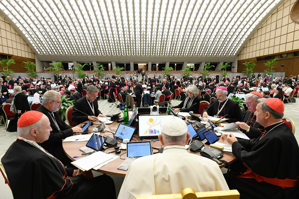 Papst Franziskus (m.) bei der Eröffnung der letzten Phase der Weltsynode am 2. Oktober 2024 im Vatikan.