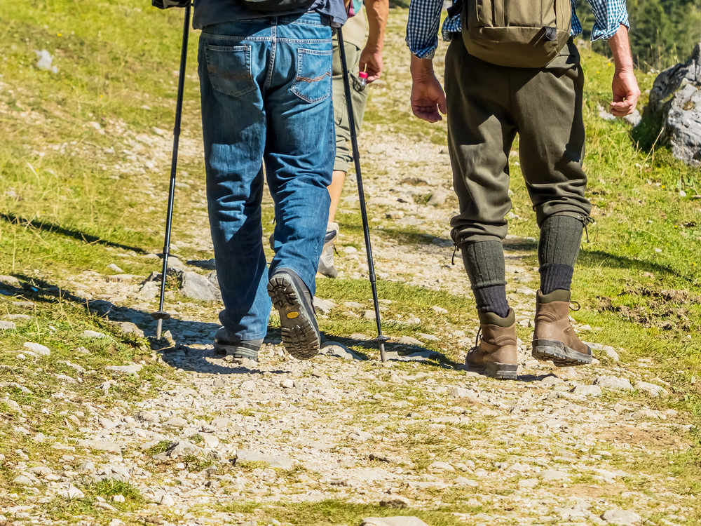 F??e mit Begrschuhen von Menschen beim Wandern. Gute Ausr?stung ist wichtig