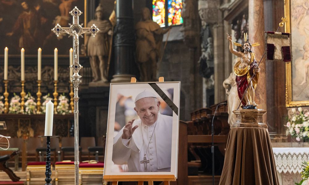 Gedenkbild für Papst Franziskus im Wiener Stephansdom / Erzdiözese Wien/Schönlaub Stephansdom: Österreich nimmt Abschied von Papst Franziskus
