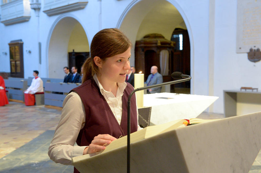 junge Lektorin / kathbild.at/Rupprecht, Franz Josef Rupprecht junge Lektorin an modernem Ambo