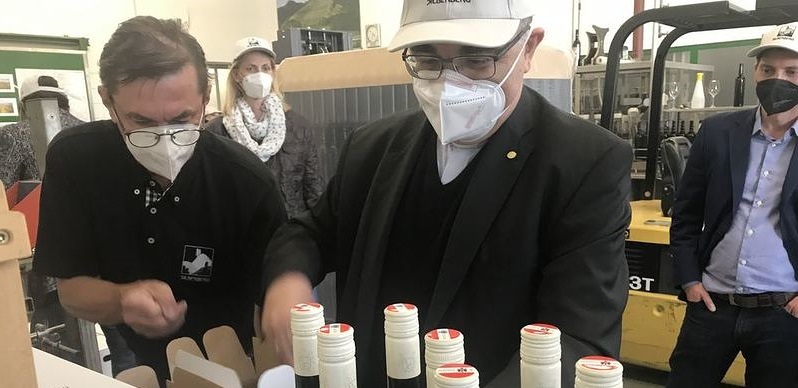 Bischof Krautwaschl füllt neuen Messwein ab / Katholische Kirche Steiermark