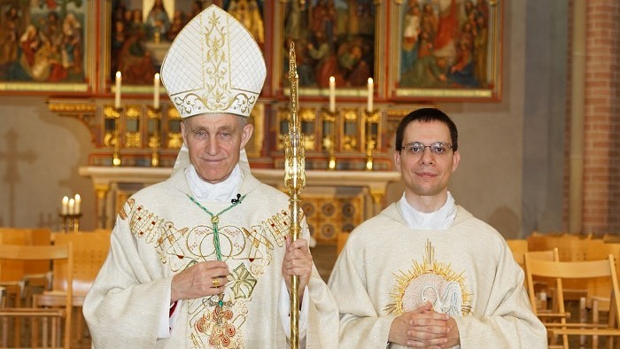 Vorarlberg: Erzbischof Gänswein weihte Ordensmann zum Priester / Josef Güfel