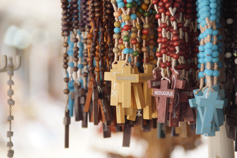 Rosenkränze in einem Souvenirladen von Medjugorje / kathpress / Pernsteiner Rosenkränze in einem Souvenirladen von Medjugorje