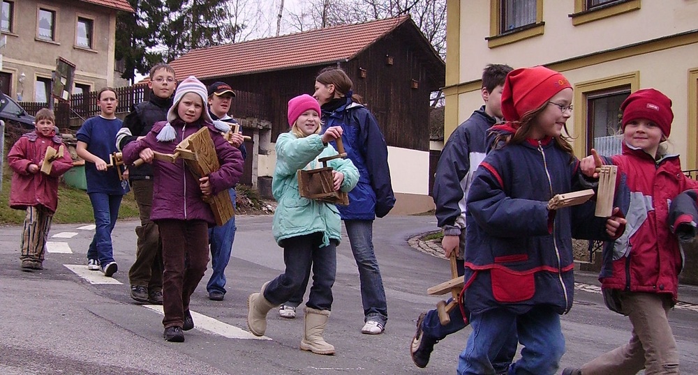 Immanuel Giel, Public domain, via Wikimedia Commons Gründonnerstag: Ratschen statt Glocken