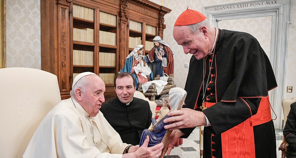 Papst Franziskus und Christoph Schönborn / Copyright 2022, KNA GmbH, www.kna.de, All Rights Reserved, Vatican Media Kardinal Christoph Schönborn, Erzbischof von Wien, übergibt ein Geschenk an Papst Franziskus, beim Empfang der Bischöfe der Österreichischen Bischofskonferenz am 16. Dezember 2022 zu einem Ad-limina-Besuch im Vatikan.