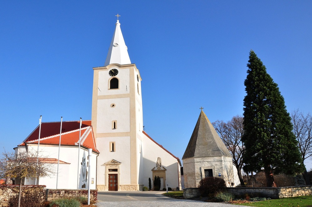 Live aus der Pfarrkirche St. Margarethen im Burgenland: - Katholischer Gottesdienst - 'Liebe ohne Wenn und Aber' - Mit der Gemeinde feiert Pfarrer Richard Geier. Kann man auf Befehl lieben? Was macht Gott liebenswert? Das Gebot der Gottesliebe geh?rt