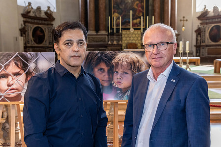 „Verlorene Kindheit?“ – Fotos von Hiwa Naghshi - Caritas Salzburg zeigt im Salzburger Dom Portraits geflüchteter Kinder Foto: Franz Neumayr 06,08.2024