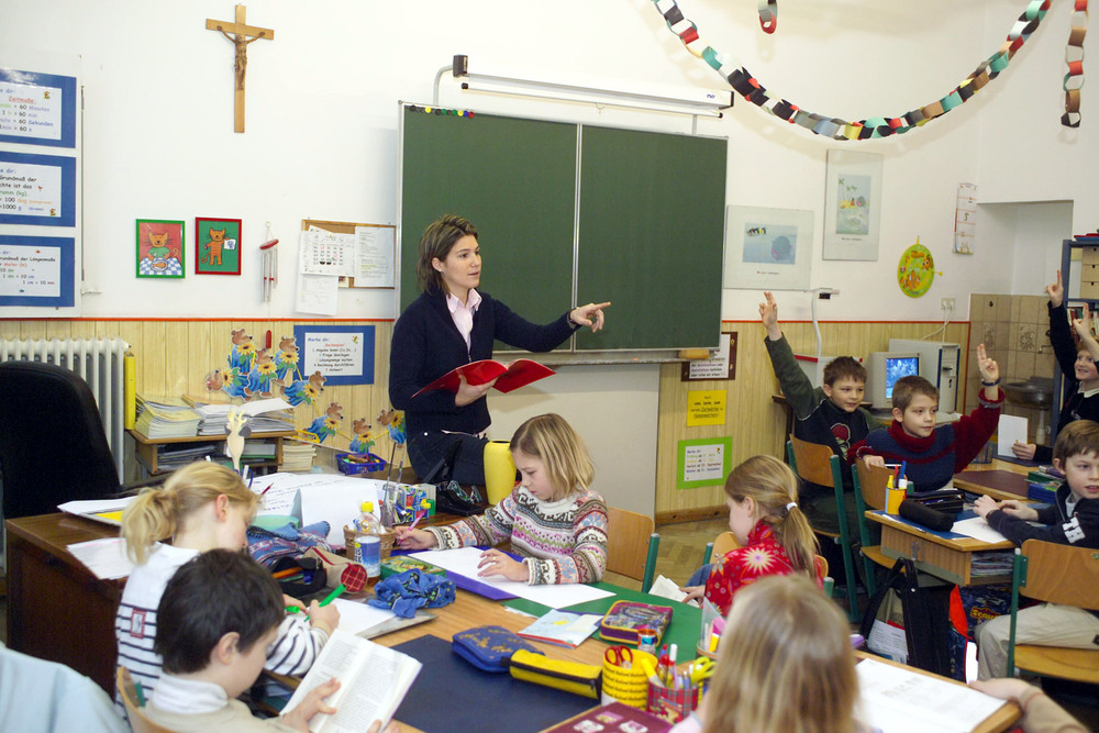 Volksschulklasse beim Unterricht