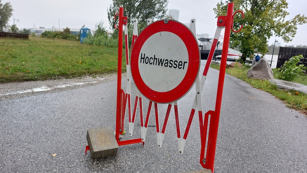 Verkehrsschild mit Hochwasser-Warnung