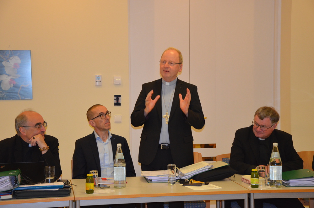 Caritas-Bischof Benno Elbs, Bischofskonferenz und Caritas-Direktoren in Gespräch / Paul Wuthe / Kathpress Caritas-Bischof Benno Elbs, Bischofskonferenz und Caritas-Direktoren in Gespräch