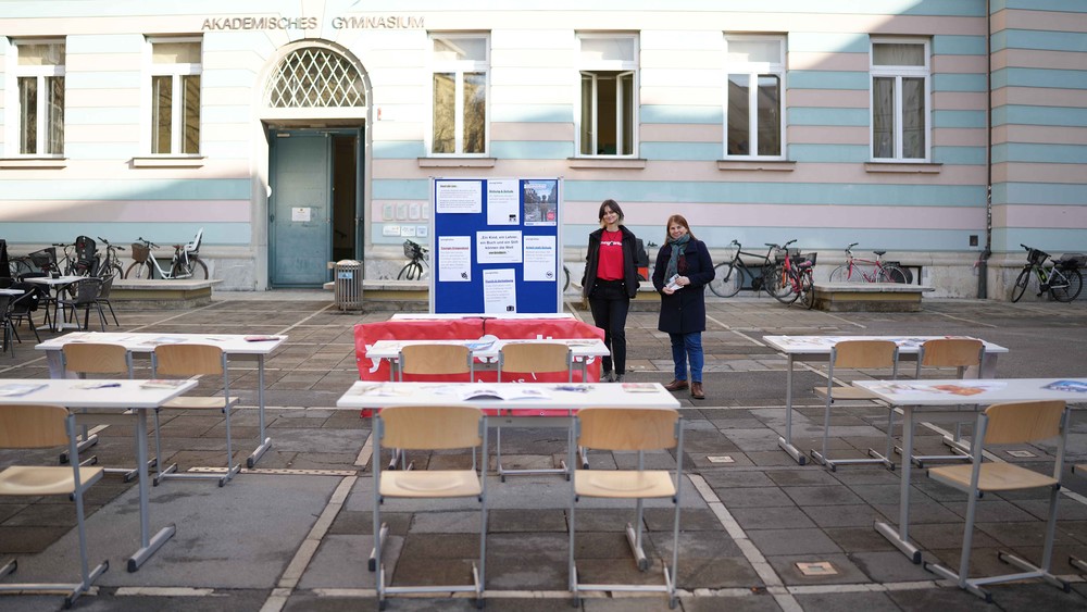 'Leeres Klassenzimmer': Caritas-Straßenaktion gegen Bildungsnot