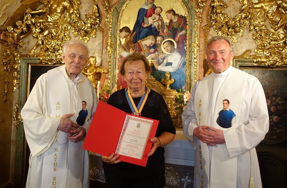 Ehrenzeichen der Diözese Plock für Wienerin Brandl / Joanna Lukaszuk-Ritter Verleihung an Nora Brandl am 23. Juni 2021 für ihr über 20 Jahre währendes Engagement für die Stanislauskapelle - v.l.: Pater Michael Zacherl, Nora Brandl, Prälat Andrzej Maciejewski
