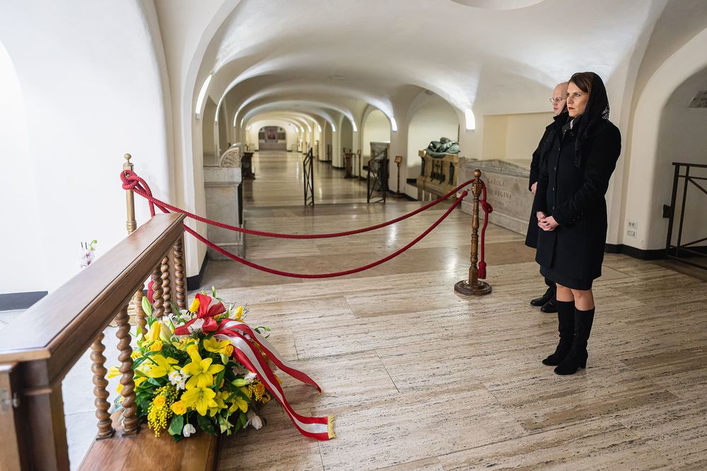 Am 17. Jänner 2023 reiste Bundesministerin Karoline Edtstadler zu einem Arbeitsbesuch nach Rom. Im Bild beim Besuch des Grabs des verstorbenen emeritierten Papst Benedikt XVI.