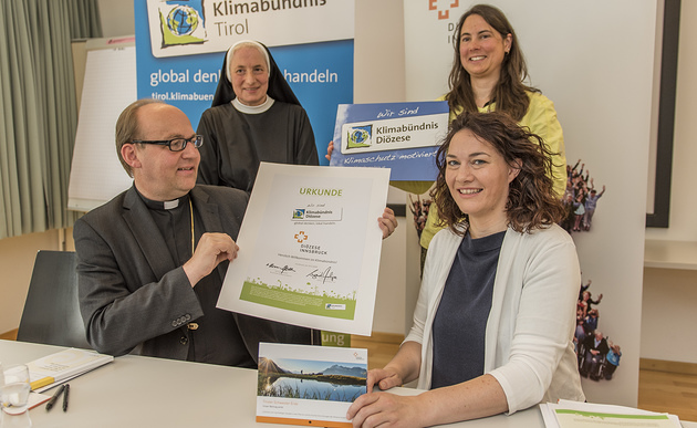 Diözese Innsbruck / ©Diözese Innsbruck/Vanessa Rachlé, all rights reserved, Diözese Innsbruck/Vanessa Rachl PK Nachhaltigkeit / Beitritt Klimabündnis Tirol / Sr. Notburga Maringele, Mitglied der Frauenkommission, Bischof Hermann Glettler, Bischof der Diözese Innsbruck, Landeshauptmann-Stellvertreterin Ingrid Felipe, Obfrau vom Klimabündnis Tirol, Daniela S