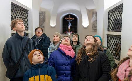 Seit 1997 gibt es den beliebten besinnlichen Abendbesuch im Stephansdom. Das Kinderführungsteam – nunmehr bestehend aus Margareta Chwatal, Reinhard H. Gruber, Karl Grohmann, Georg Urban und Florian Bauchinger – bietet diese Art von Führungen für Kind