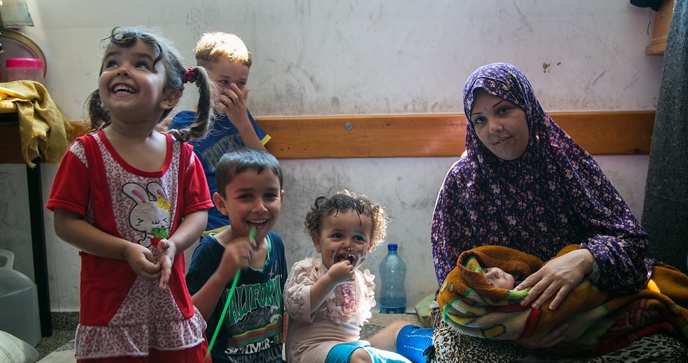 Die kleine Bisan wurde am ersten Kriegstag in einer UNRWA-Schule in Gaza geboren, in die sich die Familie in Sicherheit vor den Luftangriffen gebracht hat. Die Großfamilie lebt mit 45 Personen in einem Klassenzimmer der Schule.