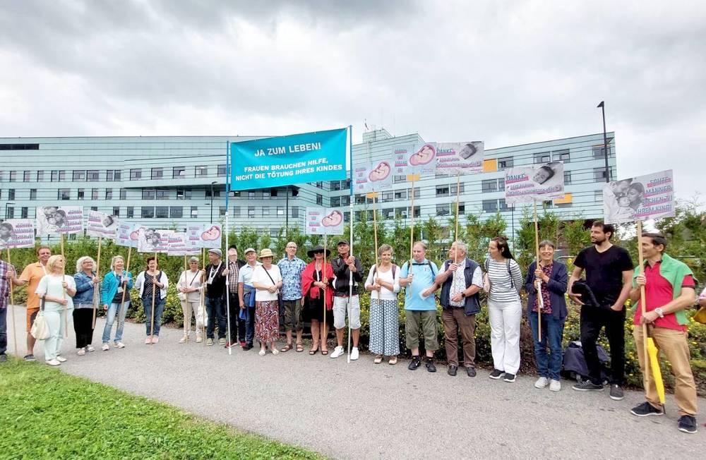 Mahnwache vor dem LKH Bregenz