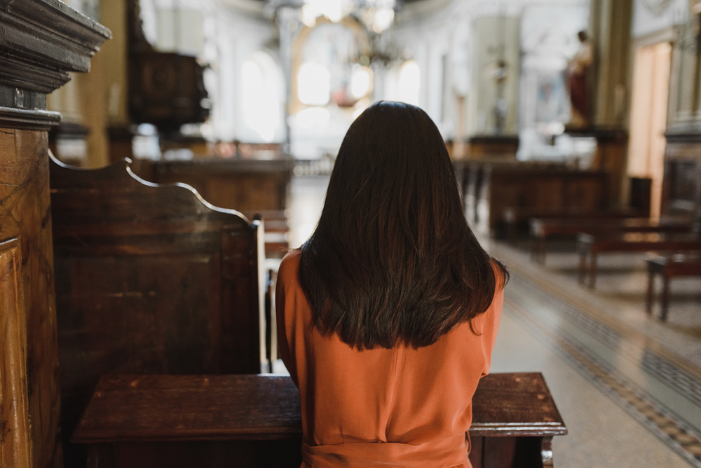 Frau in einer Kirche