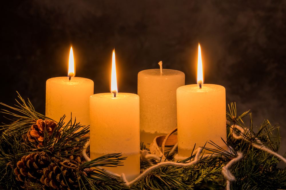 Ein Adventskranz zu Weihnachten sorgt für romatinsche Stimmung in der stillen Advent Zeit.