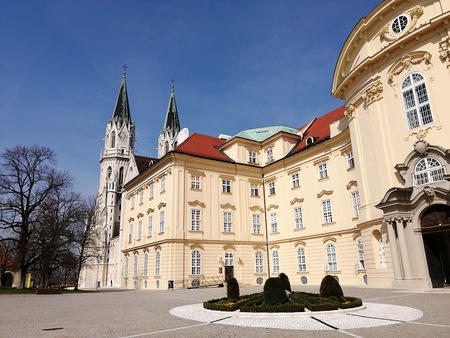 Stift Klosterneuburg: Neuer Bildband 'Wo sich Wege kreuzen'