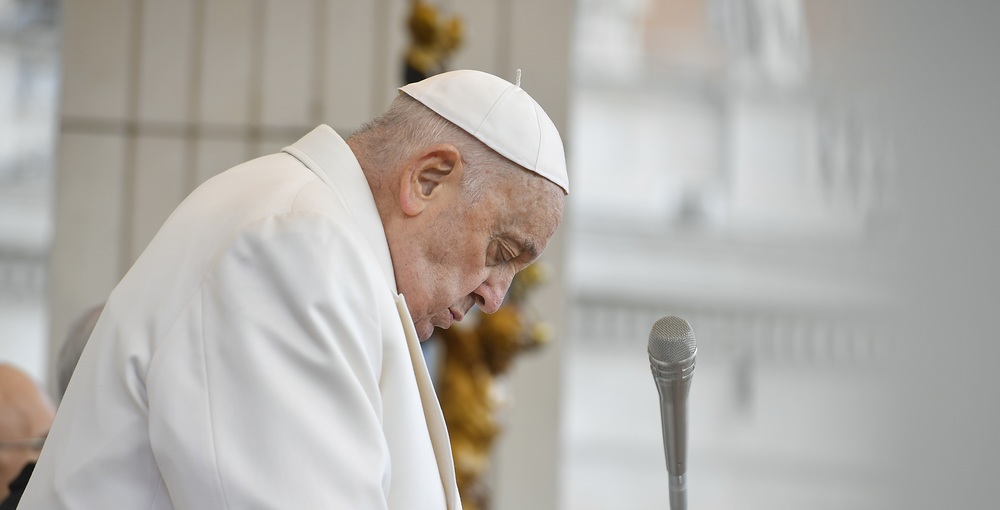 Audienz mit Papst Franziskus / Copyright 2024, KNA GmbH, www.kna.de, All Rights Reserved, Vatican Media Papst Franziskus mit geschlossenen Augen und gesenktem Kopf bei der Generalaudienz am 6. März 2024 im Vatikan.