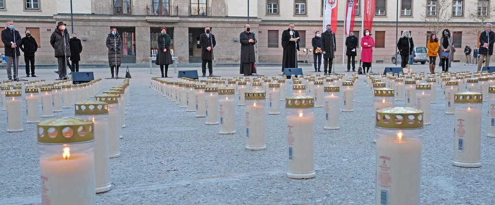 Gedenkkerzen für Corona-Tote / Diözese Innsbruck/Walter Hoebling