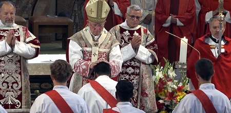 Erzbischof Lackner spendet Sakrament der Priesterweihe