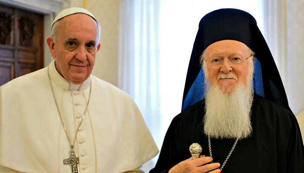 Papst Franziskus und Patriarch Bartholomais / Vatican Media Pro Oriente würdigt ökumenische Verdienste von Papst Franziskus