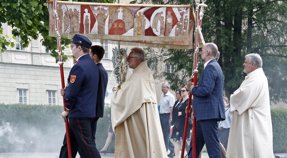 Marketz trägt Monstranz bei Fronleichnamsprozession / Diözesan-Pressestelle/Eggenberger