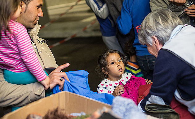 Flüchtlinge erhalten Hilfsgüter / Caritas Salzburg