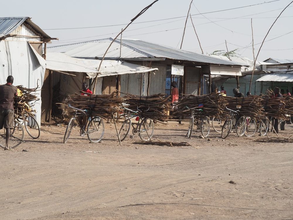 Räder mit gesammelten Holz / MIVA OLYMPUS DIGITAL CAMERA