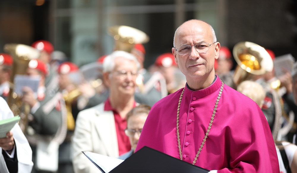 Dompfarrer Toni Faber bei Fronleichnamsprozession am 8.6.2023 in Wien