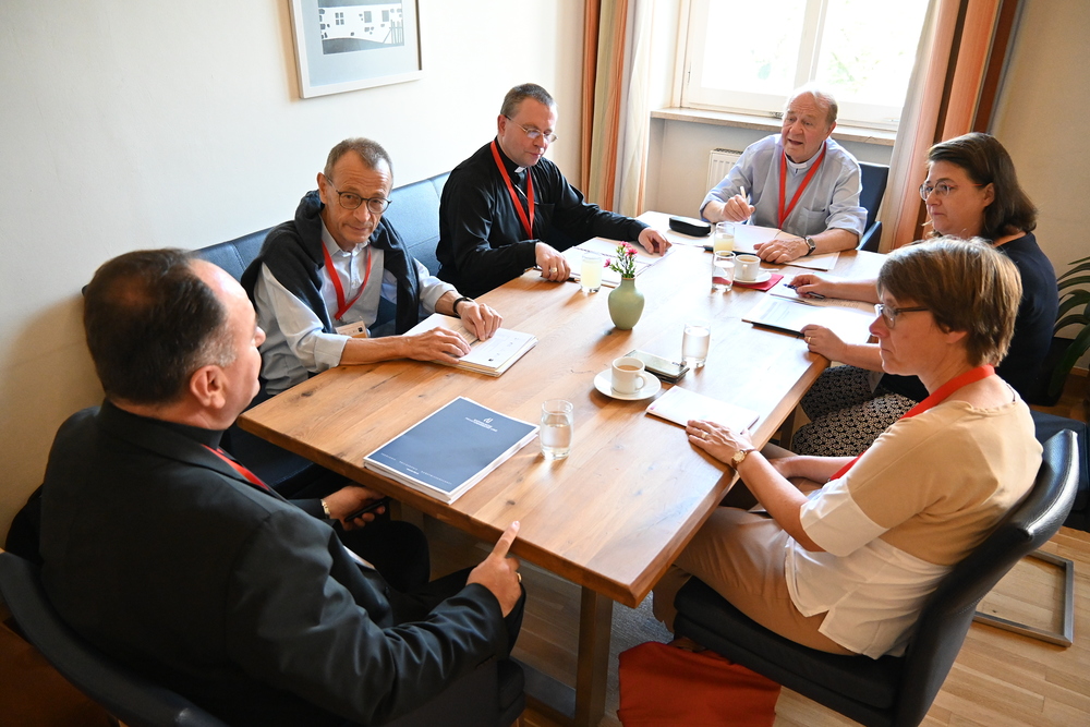 Arbeit in Kleingruppen ('Anhörkreis') beim europäischen Synoden-Workshop in Linz