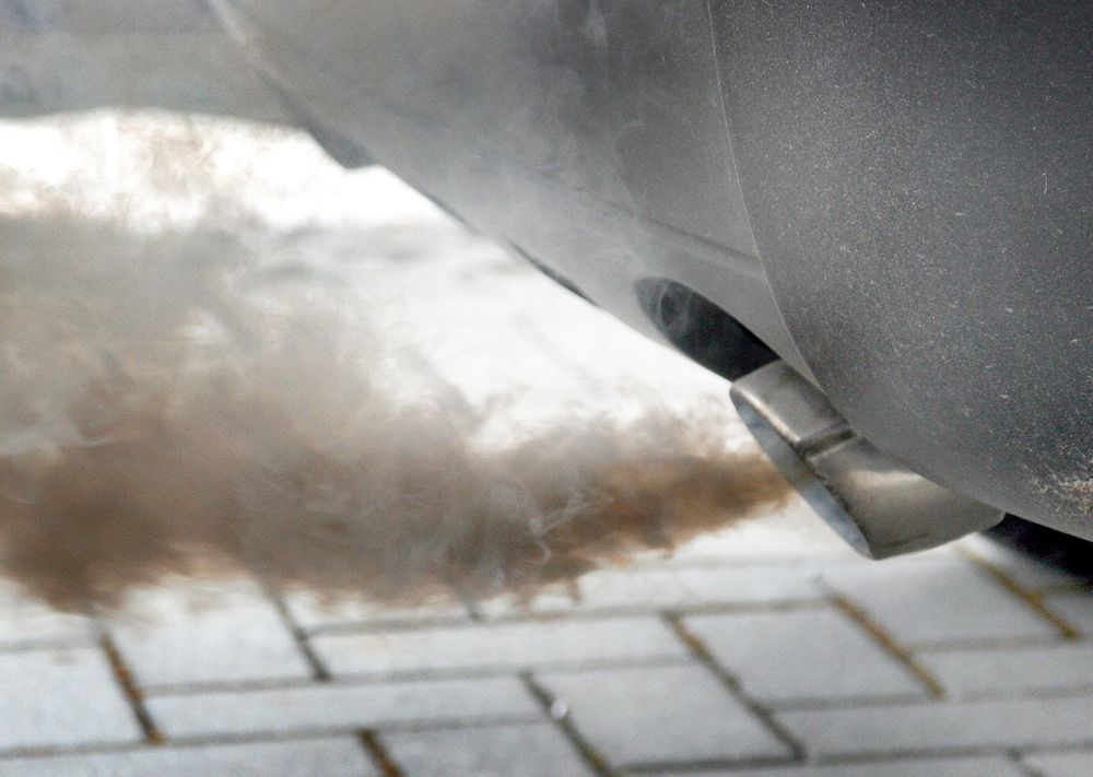 rauchender Auspuff - smoking exhaust [ (c) www.BilderBox.com, Erwin Wodicka, Siedlerzeile 3, A-4062 Thening, Tel. + 43 676 5103678.Verwendung nur gegen HONORAR, BELEG,URHEBERVERMERK und den AGBs auf bilderbox.com](in an im auf aus als and beim mit ei