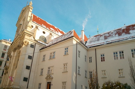 Live aus der Dominikanerkirche in Wien: - Katholischer Gottesdienst - 'Mach dich auf den Weg' - Die Gemeinde feiert mit Pfarrer P.G?nter Reitzi. Sein Auftrag f?llt Jona nicht leicht, aber schlie?lich geht der Prophet doch in die Stadt Ninive und bewa