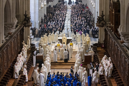 Auszug beim ersten Gottesdienst nach der Wiedereröffnung in der Kathedrale Notre-Dame mit Laurent Ulrich, Erzbischof von Paris, am 8. Dezember 2024 in Paris (Frankreich).