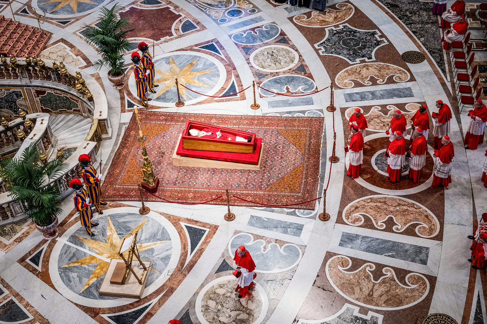 Geistliche am aufgebahrten Leichnam von Papst Franziskus / Copyright 2025, KNA GmbH, www.kna.de, All Rights Reserved, Paolo Galosi Liturgie am offenen Sarg mit dem Leichnam von Papst Franziskus am 23. April 2025 im Petersdom im Vatikan.