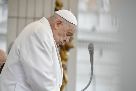 Papst Franziskus mit geschlossenen Augen und gesenktem Kopf bei der Generalaudienz am 6. März 2024 im Vatikan.