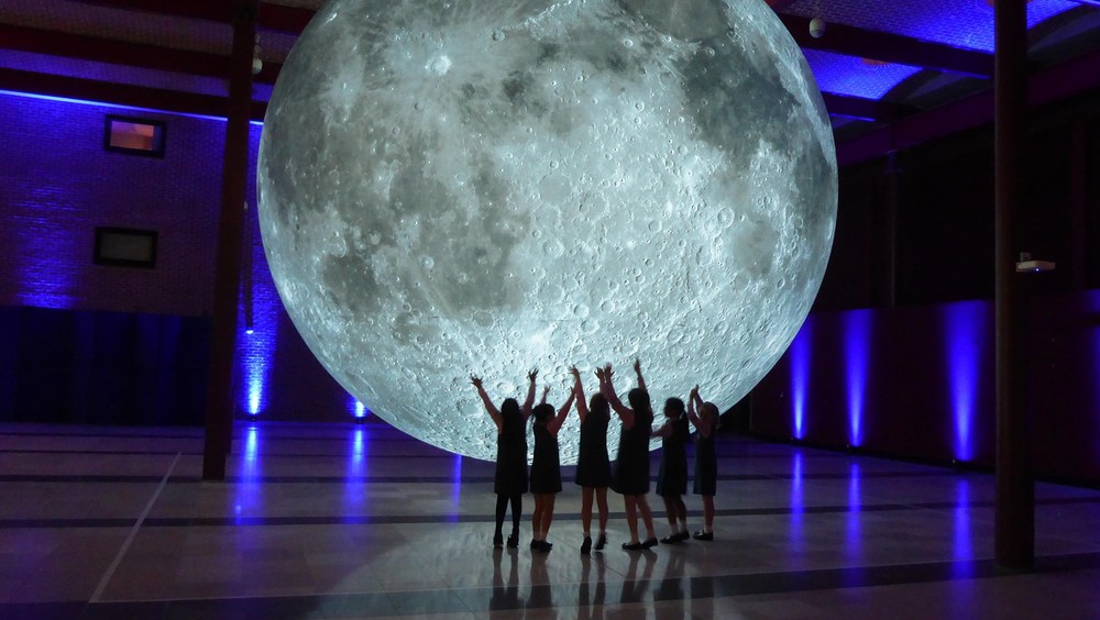 Mond Kunst Installation