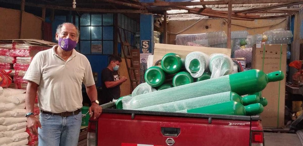 Ordensmann P. Juan Goicochea mit Sauerstoff-Flaschen für Covid-Erkrankte / P. Juan Goicochea