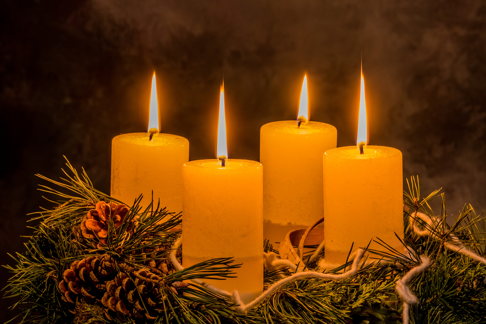 Ein Adventskranz zu Weihnachten sorgt für romatinsche Stimmung in der stillen Advent Zeit.