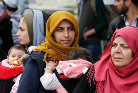 Flüchtlinge in Transitlager / © 2015 KNA, www.kna-bild.de - Nutzungsrechte vorbehalten., Paul Haring/CNS photo Flüchtlinge am 19. Oktober 2015 im Transitlager nahe dem griechischen Idomeni an der mazedonischen Grenze. Bild: Frauen mit Kindern.