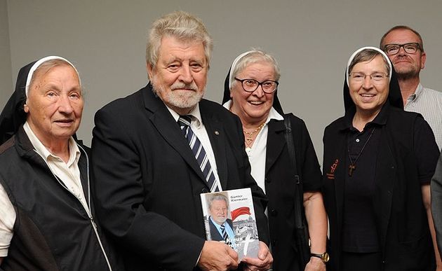 Günter Kiermaier mit Ordensfrauen / Wolfgang Zarl / Diözese St. Pölten