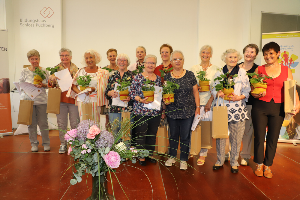 'Omadienst' feiert 25-jähriges Bestehen: Langjährige Leihomas geehrt / Katholischer Familienverband OÖ 'Omadienst' feiert 25-jähriges Bestehen: Langjährige Leihomas geehrt