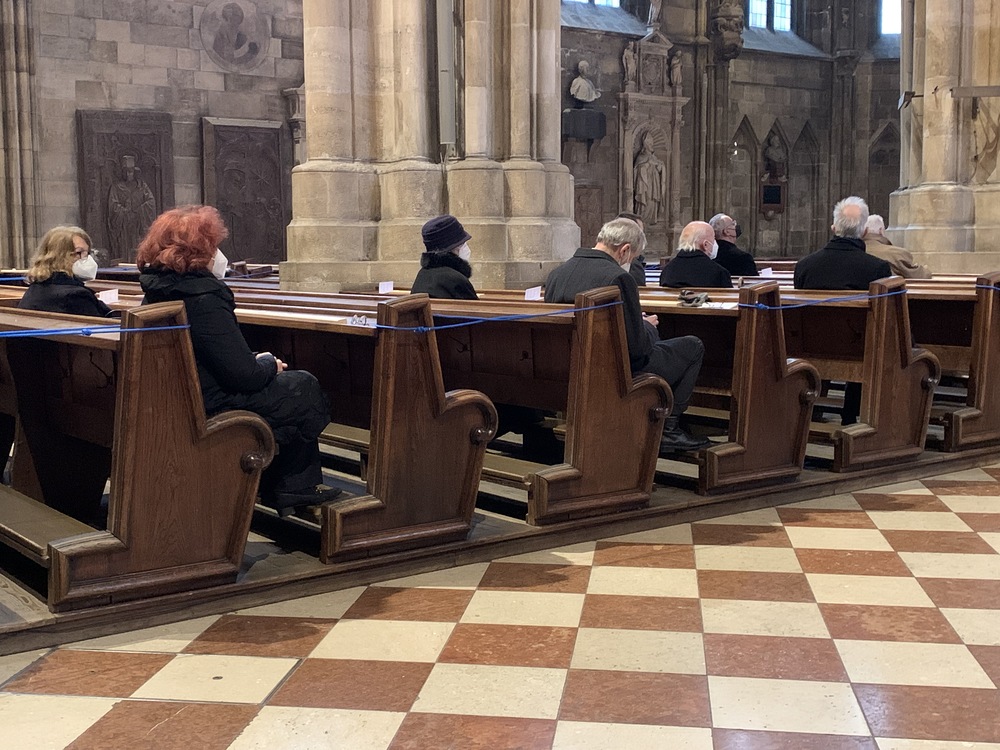 Öffentlicher Gottesdienst - Gläubige mit FFP2-Maske / Paul Wuthe / Kathpress