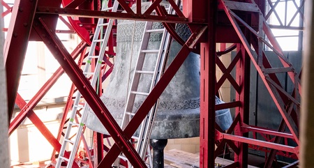 Neuer Klöppel in größte Glocke des Linzer Mariendoms eingehängt